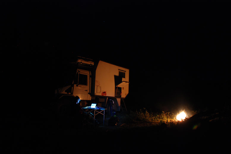 trabajando en esta web en el fuego de campamento